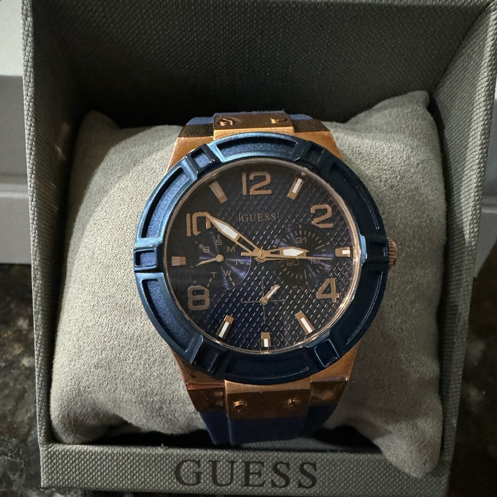 GUESS unisex Stainless Steel Watch